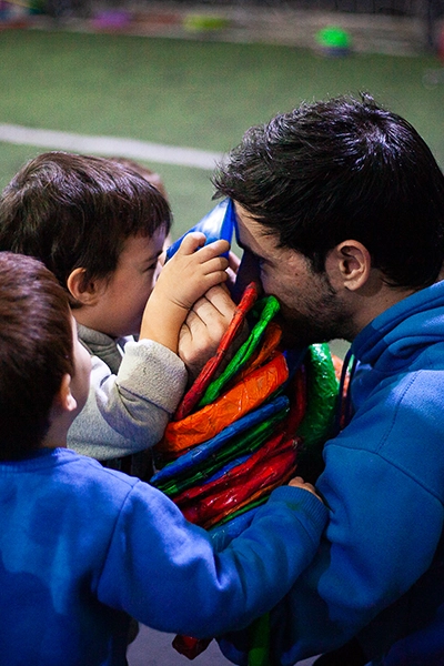 profesor y alumnos jugando