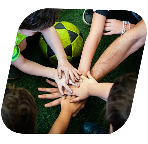 foto de profes y alumnos motrinfan apilando las manos en equipo