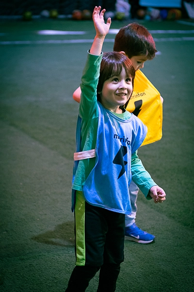 alumno motrinfan levantando la mano derecha