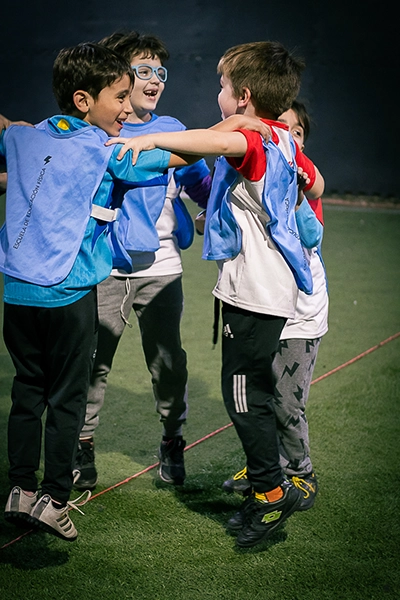 alumnos motrinfan agarrados entre si, saltando y festejando