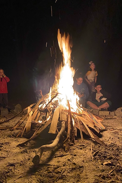 fogata en el campamento motrinfan