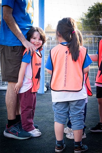 nene con pechera de motrinfan mirando a la camara y sonriendo