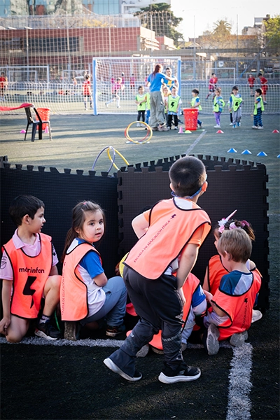 nenes jugando, escondidos atras de una muralla de goma eva negra