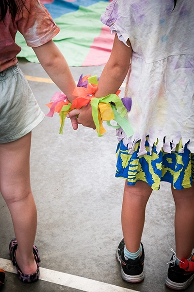 alumnos motrinfan agarrándose de la mano para jugar