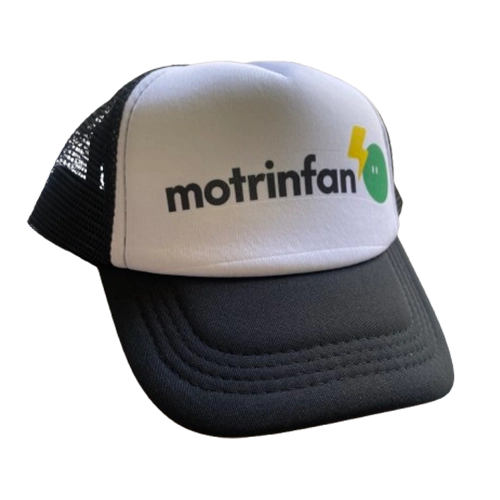 gorra merchandising motrinfan con vicera negra y estampa motrinfan