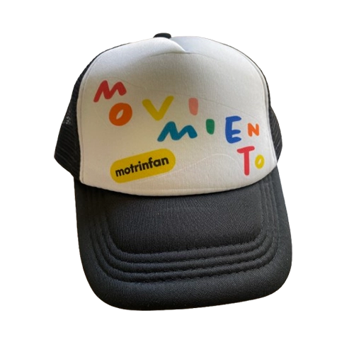 gorra merchandising motrinfan con vicera negra y estampa movimiento