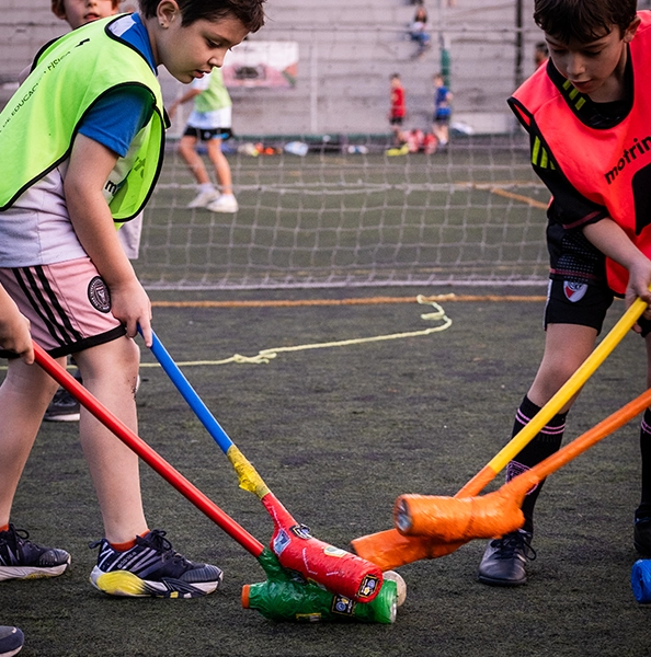 alumnos motrinfan jugando al handball