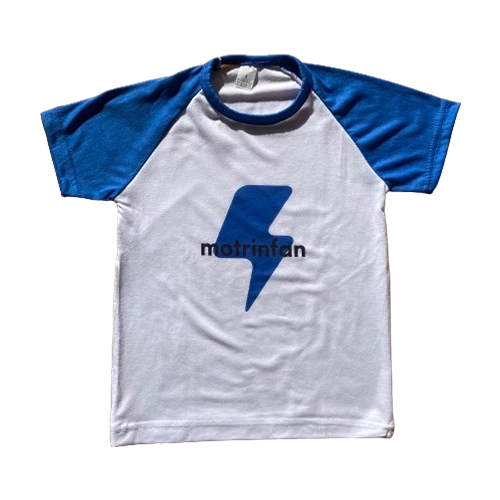 remera merchandising motrinfan con mangas azules y rayo azul grande en el pecho