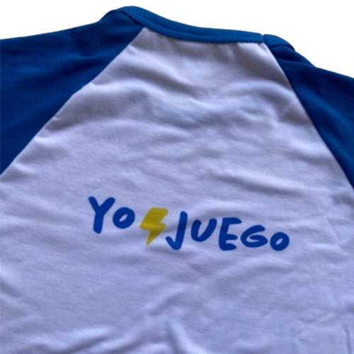 zoom en la espalda de la remera merchandising motrinfan con la estampa de yo juego
