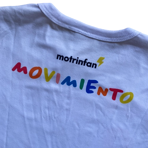 zoom en la espalda de la remera merchandising motrinfan blanca que dice movimiento
