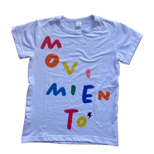 remera merchandising motrinfan blanca con estampa que dice movimiento en la espalda