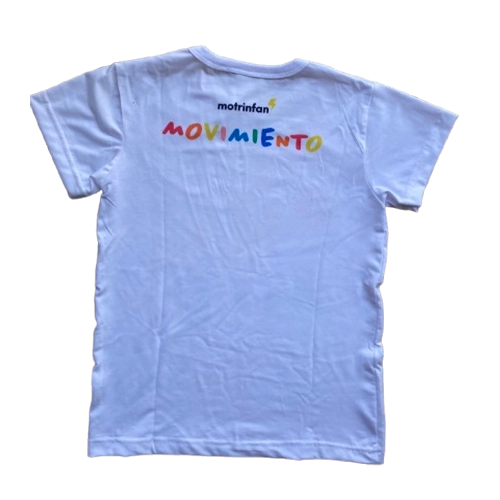 remera merchandising motrinfan blanca con estampa que dice movimiento con letras de colores en el frente